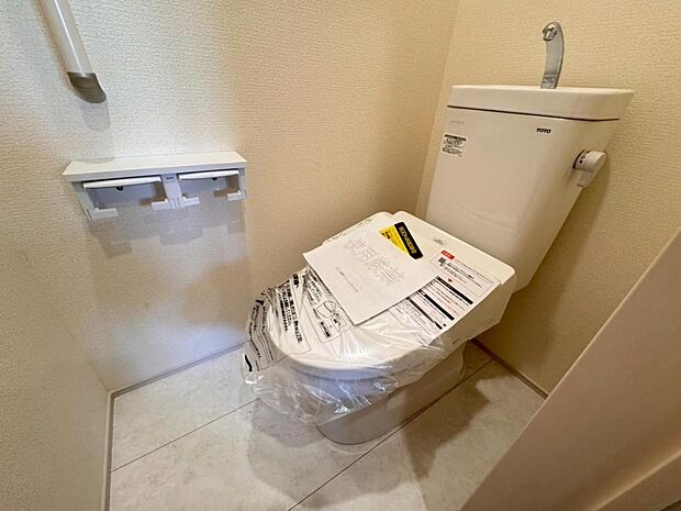 【トイレ】白を基調とし、清潔感をデザインしたトイレ空間です。使い心地もしっかり追求した先進のトイレを搭載しております。