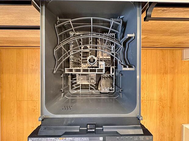 【食洗機】しつこい油汚れもサッと溶かして洗います。除菌も出来るので小さなお子様の食器洗いにも安心です。また、手洗いに比べて使用水量はごくわずか。時間と水道の節約になります。