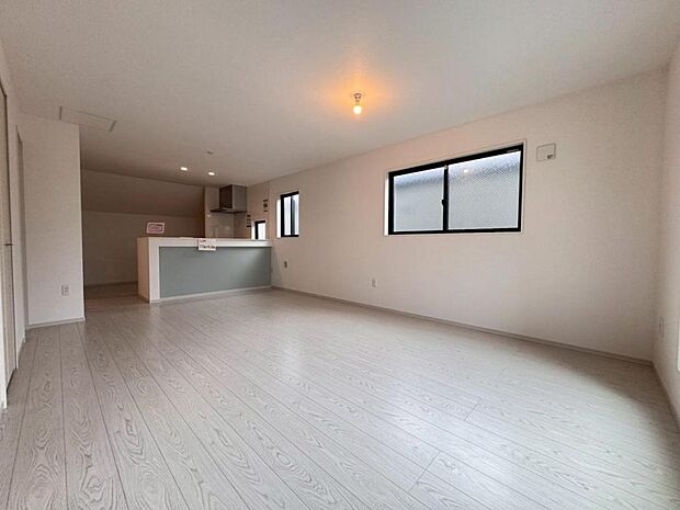 【ダイニング】リビングはご家族やお客様との時間など、多くの時を刻む空間。建築家が吟味を重ねたこだわりの設計です。