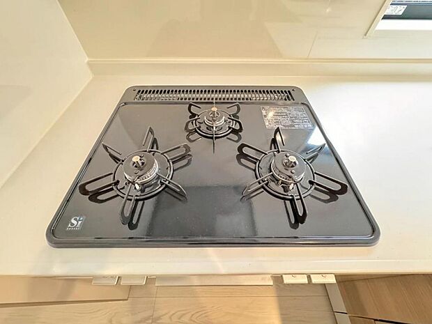 【3口ガスコンロ】3口ガスコンロを採用、同時に複数の調理を進められるため、調理時間が短縮できます。