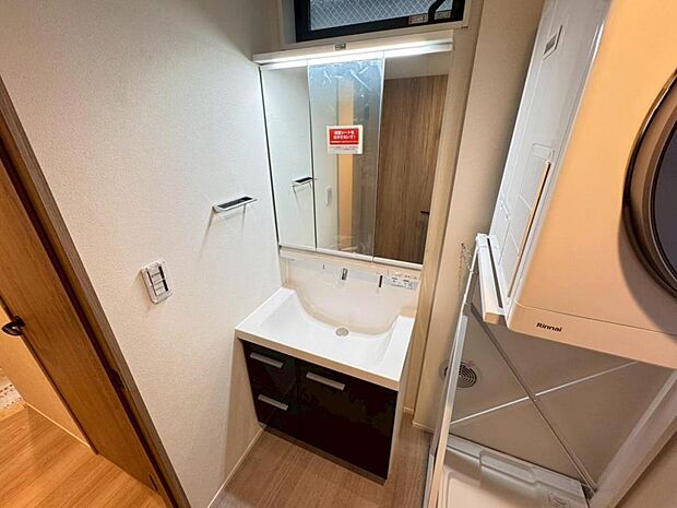 【洗面化粧台】実用性と機能美を兼ね備えた先進の洗面化粧台になります。耐水性や撥水性にも優れた仕様、3面鏡と一体となったキャビネットは収納力もUPします。