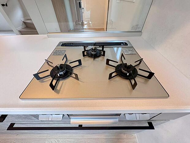 【3口ガスコンロ】3口ガスコンロを採用、同時に複数の調理を進められるため、調理時間が短縮できます。