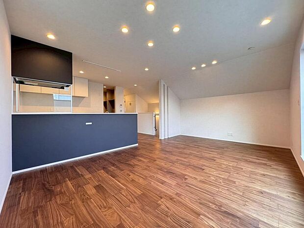 【リビング】一日の中で多くの時間を過ごすリビングだからこそ、いつも穏やかな空間を。リビングは広々１９．２帖ございます。足元からじんわり暖まる床暖房を標準装備♪空気や肌が乾燥しにくく、また塵や埃も舞い上がりません。