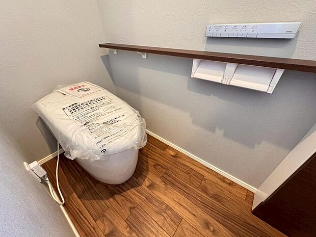 【トイレ】白を基調とし、清潔感をデザインしたトイレ空間です。使い心地もしっかり追求した先進のトイレを搭載しております。