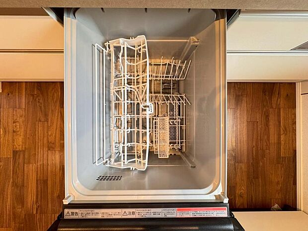 【食洗機】しつこい油汚れもサッと溶かして洗います。除菌も出来るので小さなお子様の食器洗いにも安心です。また、手洗いに比べて使用水量はごくわずか。時間と水道の節約になります。