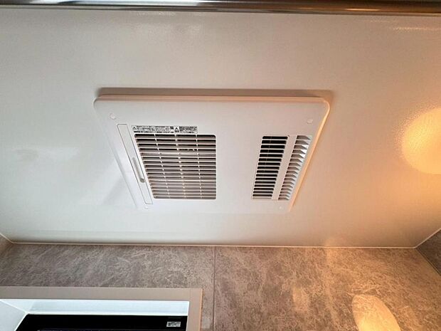 【浴室換気乾燥機】「浴室換気乾燥機」は梅雨の季節や春先の花粉の季節、最近ではPM2.5や黄砂の飛来対策としても外干しせずに室内で乾燥できるため、とても便利です。