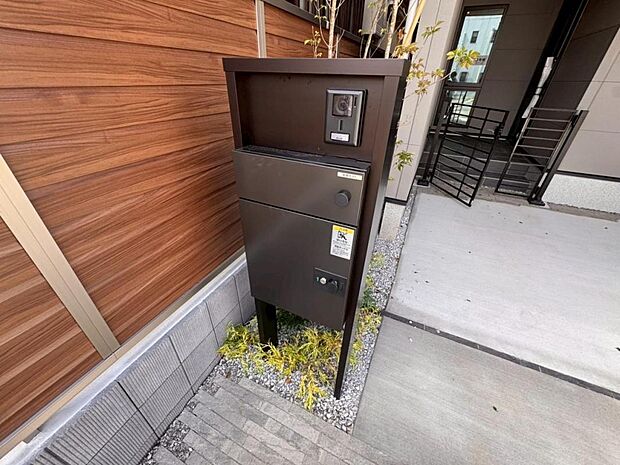 【宅配BOX】大型宅配物もしっかり保管出来る宅配BOXが設置されております。留守中の荷物の受け渡しもスムーズに♪長期不在時もご安心いただけます。