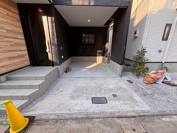 【駐車場】駐車スペースは1台完備。前面道路は交通量が少ないので、お車の出し入れも焦らずゆっくりできます。