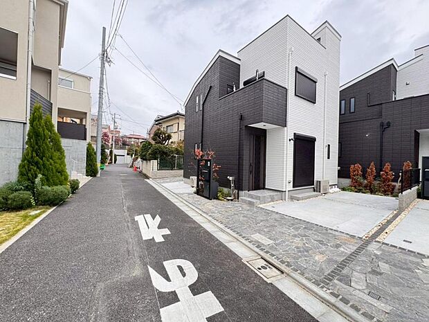 【前面道路】お車の出し入れも便利な前面道路です。歩道もしっかり整備されておりますので、小さなお子様がいらっしゃるファミリー層にも安心です。