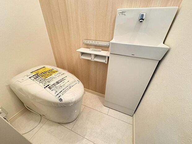 【トイレ】白を基調とし、清潔感をデザインしたトイレ空間です。使い心地もしっかり追求した先進のトイレを搭載しております。