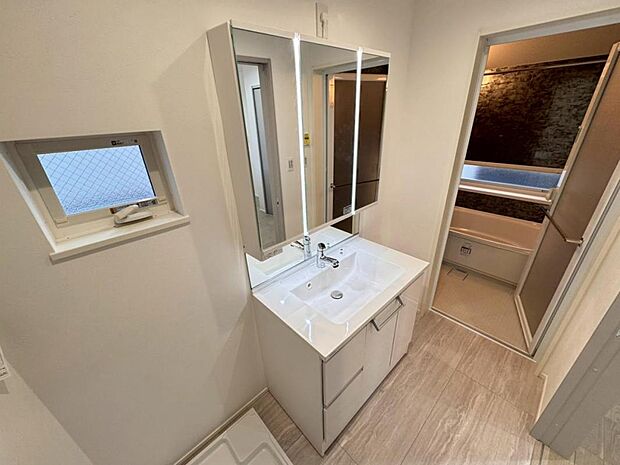 【洗面化粧台】実用性と機能美を兼ね備えた先進の洗面化粧台になります。耐水性や撥水性にも優れた仕様、3面鏡と一体となったキャビネットは収納力もUPします。