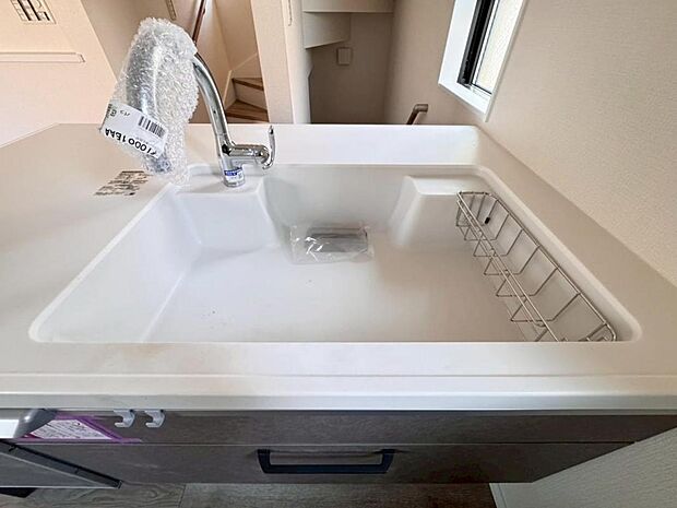 【浄水器一体型水】水栓の中に浄水カートリッジが組み込まれた「浄水器一体型水栓」です。ホースが伸びるのでシンクのお掃除も快適です。