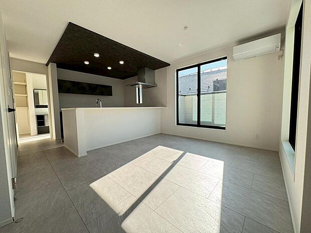 【ダイニング】リビングは19.5帖ございます。外からの視線が気になりにくい2階リビング。プライベートを守りながら、ご家族との楽しい時間をお過ごし頂けます。