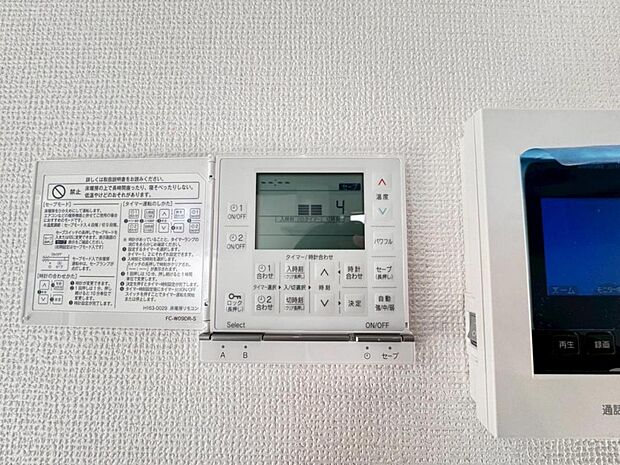 【床暖房】足元からじんわり暖まり、空気や肌が乾燥しにくく、また塵や埃も舞い上がりません。コードがなく室内はスッキリするので小さなお子様やペットがいるご家庭にも最適です。