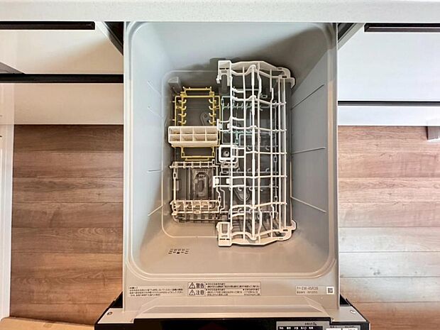 【食洗機】立ったままラクな姿勢で食器の出し入れができる食洗器を標準装備。キッチンにすっきり収まり使いやすいスライド型ビルトインタイプです。