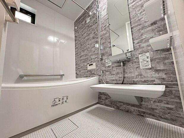 【バスルーム】一日の疲れを癒すバスルームです。いつでも温かいお湯に浸かっていただけるよう、追炊き機能がございます。また、雨の日や花粉の時期のお洗濯に最適な浴室換気乾燥機能もございます。