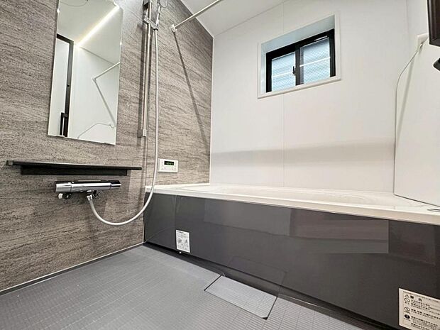 【バスルーム】一日の疲れを癒すバスルームは広々一坪タイプ。足を伸ばしてゆったりと浴槽に浸かっていただけます。雨の日や花粉の時期のお洗濯に最適な浴室換気乾燥機能もございます。