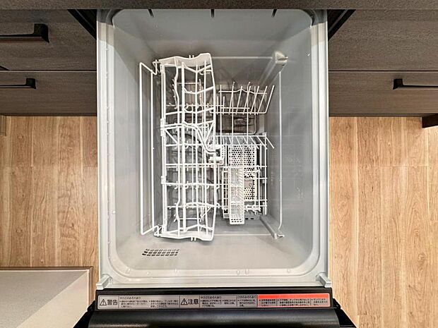 【食洗機】しつこい油汚れもサッと溶かして洗います。除菌も出来るので小さなお子様の食器洗いにも安心です。また、手洗いに比べて使用水量はごくわずか。時間と水道の節約になります。