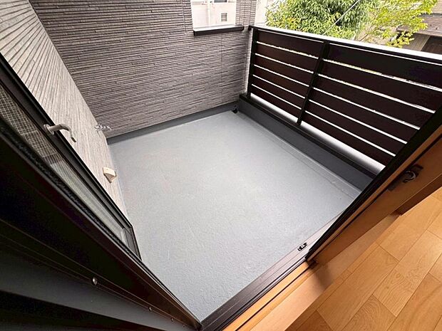 【バルコニー】南向きにつき日当たりが良くお洗濯も良く乾きます。２箇所に設置され1度にたくさんのお洗濯が干して頂けます。