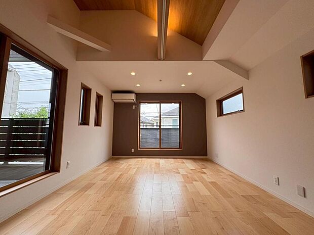 【ダイニング】リビングは２０帖ございます。外からの視線が気になりにくい２階リビング。プライベートを守りながら、ご家族との楽しい時間をお過ごし頂けます。