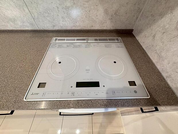 【2口IHコンロ】2口IHコンロを採用、同時に複数の調理を進められるため、調理時間が短縮できます。