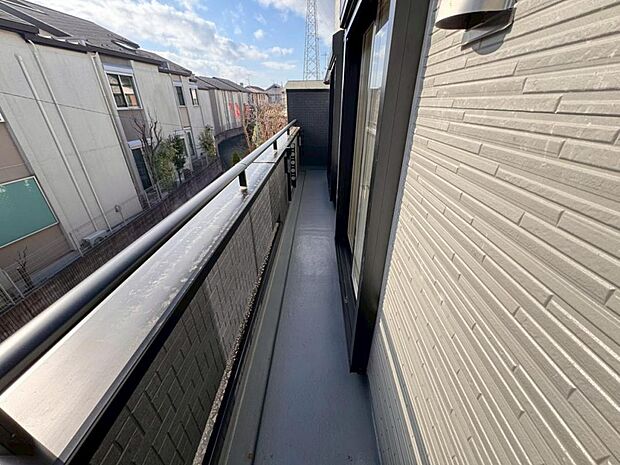 【バルコニー】東南角地の明るく開放的な立地につき1日中、日当たりが良くお洗濯も良く乾きます。2箇所に設置され1度にたくさんのお洗濯が干して頂けます。