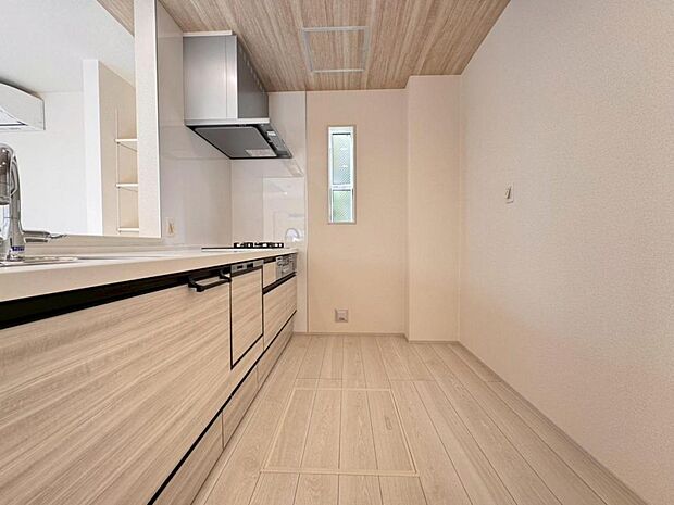 【キッチン】機能充実のシステムキッチンです。浄水器一体型水栓に3口グリルコンロ、食洗器と充実しておりママの家事をサポート致します。