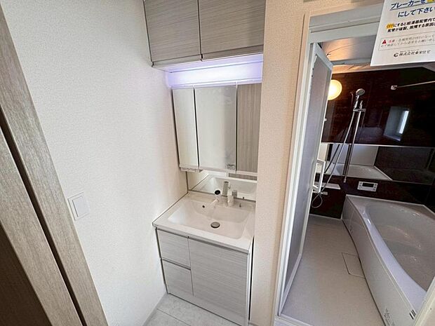 【洗面化粧台】実用性と機能美を兼ね備えた先進の洗面化粧台になります。耐水性や撥水性にも優れた仕様、3面鏡と一体となったキャビネットは収納力もUPします。