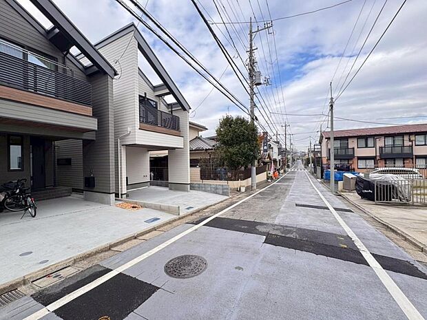 【前面道路】6ｍ道路に面した立地で陽当りに恵まれております。歩道もしっかり整備されておりますので、小さなお子様がいらっしゃるファミリー層にも安心です。