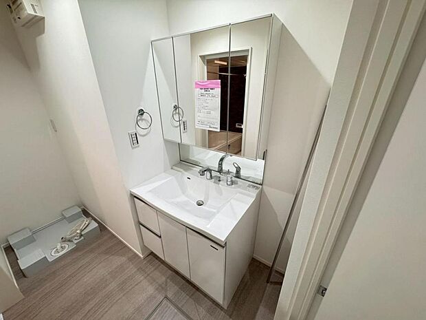 【洗面化粧台】実用性と機能美を兼ね備えた先進の洗面化粧台になります。耐水性や撥水性にも優れた仕様、3面鏡と一体となったキャビネットは収納力もUPします。
