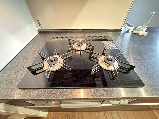 【3口ガスコンロ】3口ガスコンロで同時に複数の調理を進められるため、調理時間が短縮できます。