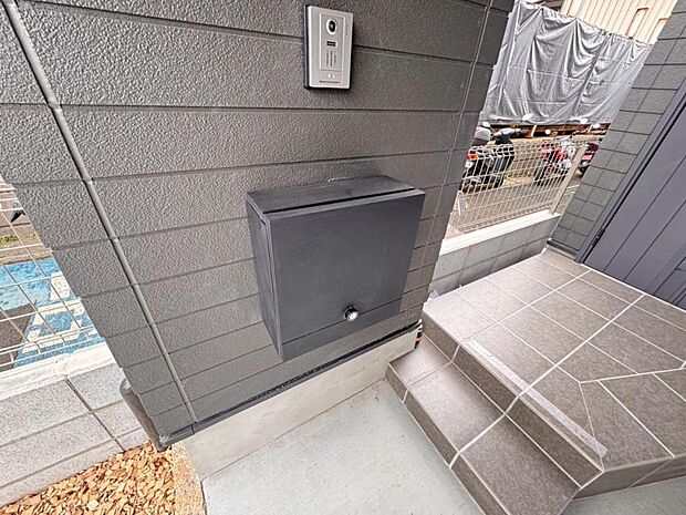 【ポスト】主張しすぎないシンプルな設計で、玄関周りにナチュラルに調和するメールボックスです。