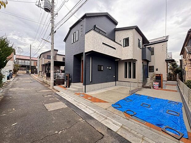 【前面道路】4ｍ道路に面した立地で陽当りに恵まれております。歩道もしっかり整備されておりますので、小さなお子様がいらっしゃるファミリー層にも安心です。