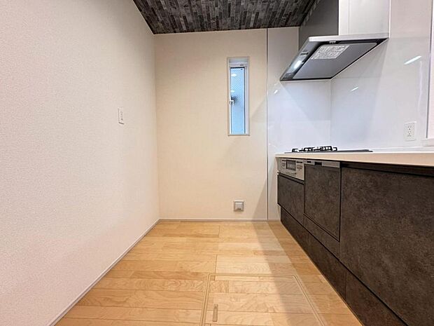 【キッチン】浄水器一体型水栓に3口グリルコンロ、食洗器と機能充実なシステムキッチンで、効率的な家事作業をサポート。キッチンワークが楽しくなります。