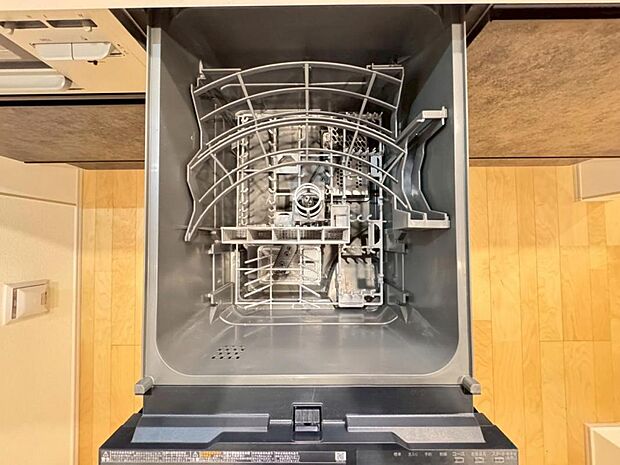 【食洗機】立ったままラクな姿勢で食器の出し入れができる食洗器を標準装備。キッチンにすっきり収まり使いやすいスライド型ビルトインタイプです。