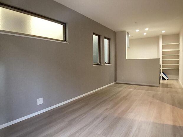 【ダイニング】開放感と採光に拘り、窓を多く設置したリビングルーム。1階でも明るく風通しの良い空間ができました。