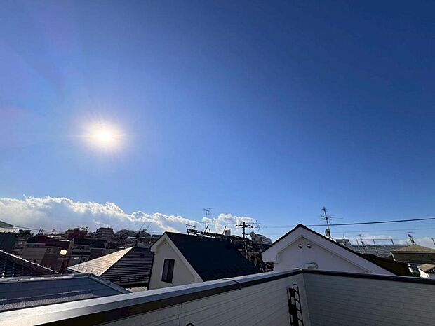 【眺望】圧迫感がなく、見晴らしや陽当りも良好です。閑静で落ち着いた街並みは心に安らぎとゆとりを叶えてくれます。