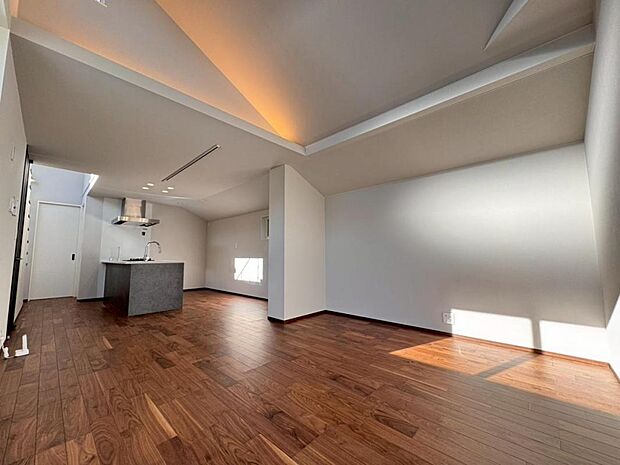 【リビング】リビングはご家族やお客様との時間など、多くの時を刻む空間。建築家が吟味を重ねたこだわりの設計です。