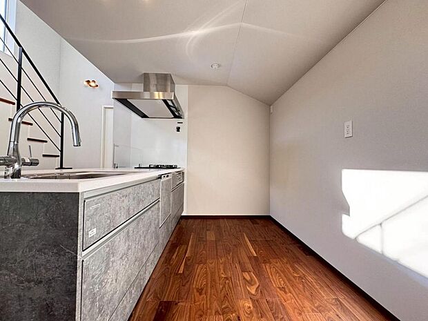 【キッチン】機能充実のシステムキッチンです。浄水器一体型水栓に3口グリルコンロ、食洗器と充実しておりママの家事をサポート致します。