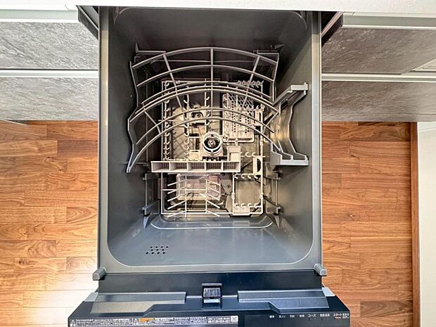 【食洗機】しつこい油汚れもサッと溶かして洗います。除菌も出来るので小さなお子様の食器洗いにも安心です。また、手洗いに比べて使用水量はごくわずか。時間と水道の節約になります。