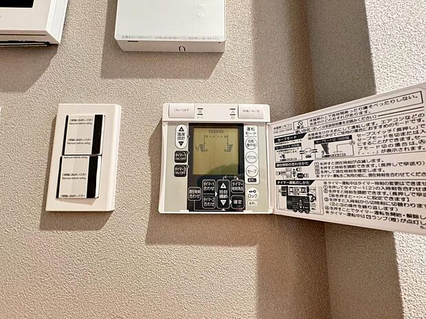 【床暖房】足元からじんわり暖まり、空気や肌が乾燥しにくく、また塵や埃も舞い上がりません。コードがなく室内はスッキリするので小さなお子様やペットがいるご家庭にも最適です。