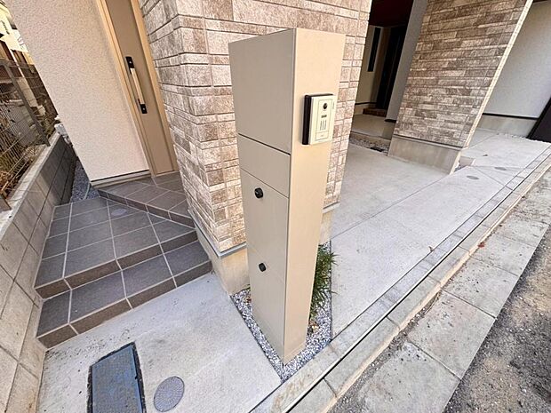 【宅配BOX】宅配物もしっかり保管出来る宅配BOXが設置されております。留守中の荷物の受け渡しもスムーズに♪長期不在時もご安心いただけます。