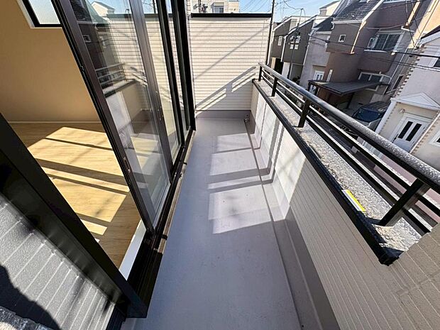 【バルコニー】陽当りの良いバルコニーはお洗濯物が効率よく乾きます。季節の光と風を感じられるとっておきの空間です。