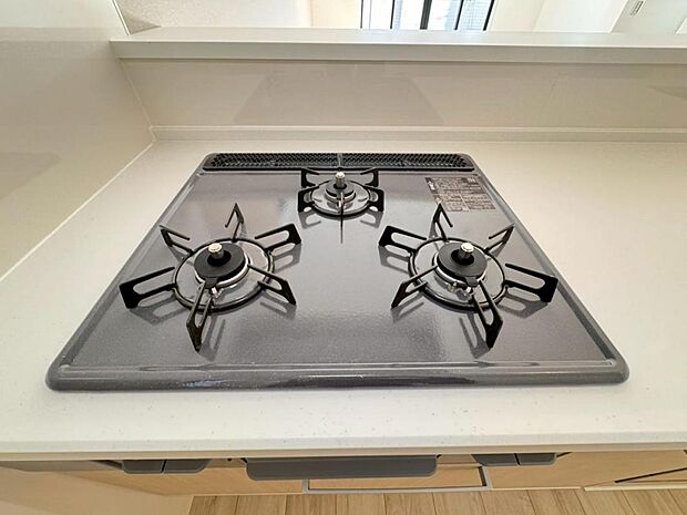 【3口ガスコンロ】3口ガスコンロで同時に複数の調理を進められるため、調理時間が短縮できます。