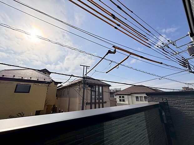 【眺望】建物の用途や高さなどが厳しく制限された第一種低層住居専用地域にございます。見晴らしや陽当りも良好です。