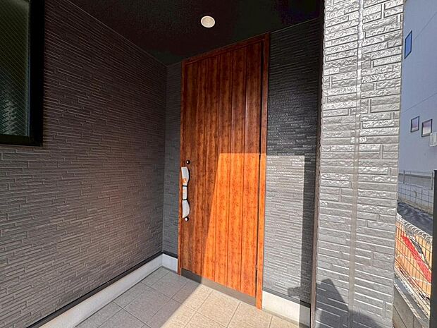 【玄関】お住まいの第一の顔「エントランス玄関」は明るく暖かみのあるデザイン。気持ちの良い1日をここからスタートしましょう。