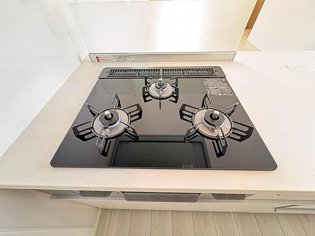 【3口ガスコンロ】3口ガスコンロを採用、同時に複数の調理を進められるため、調理時間が短縮できます。
