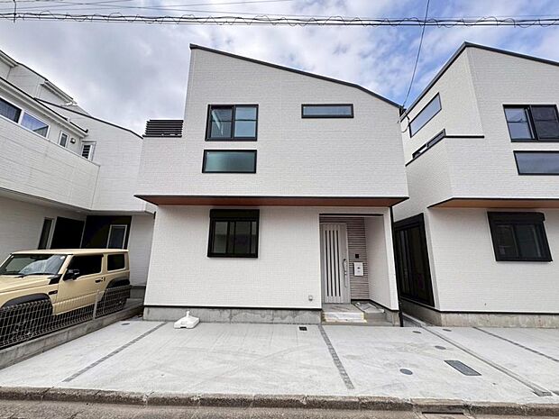 【外観】木造２階建て設計、３ＬＤＫ＋カースペース。暮らしを豊かにサポートする仕様設備や広々としたキッチンなど魅力が詰まったお住まいです。