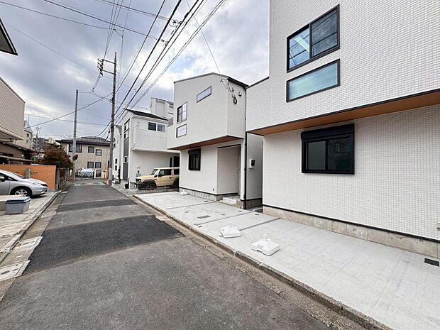 【前面道路】4Ｍ道路に面した立地で陽当りに恵まれております。歩道もしっかり整備されておりますので、小さなお子様がいらっしゃるファミリー層にも安心です。