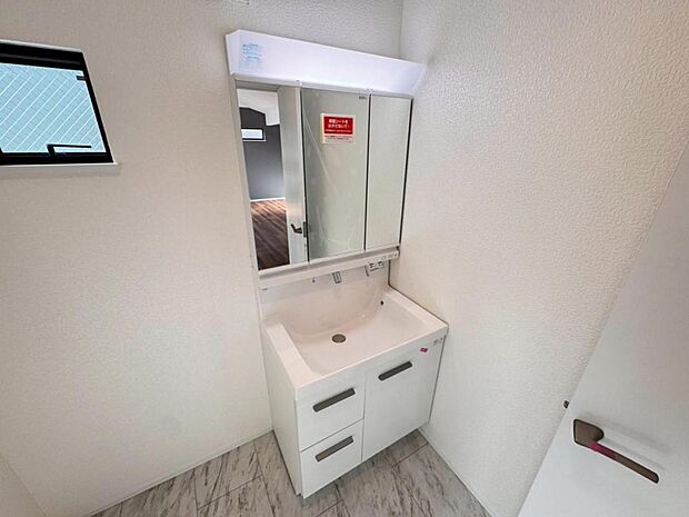 【洗面化粧台】実用性と機能美を兼ね備えた先進の洗面化粧台になります。耐水性や撥水性にも優れた仕様、3面鏡と一体となったキャビネットは収納力もUPします。